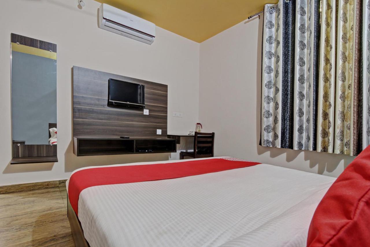 Oyo 48704 Rashi Farms Hotel Hubli Bagian luar foto