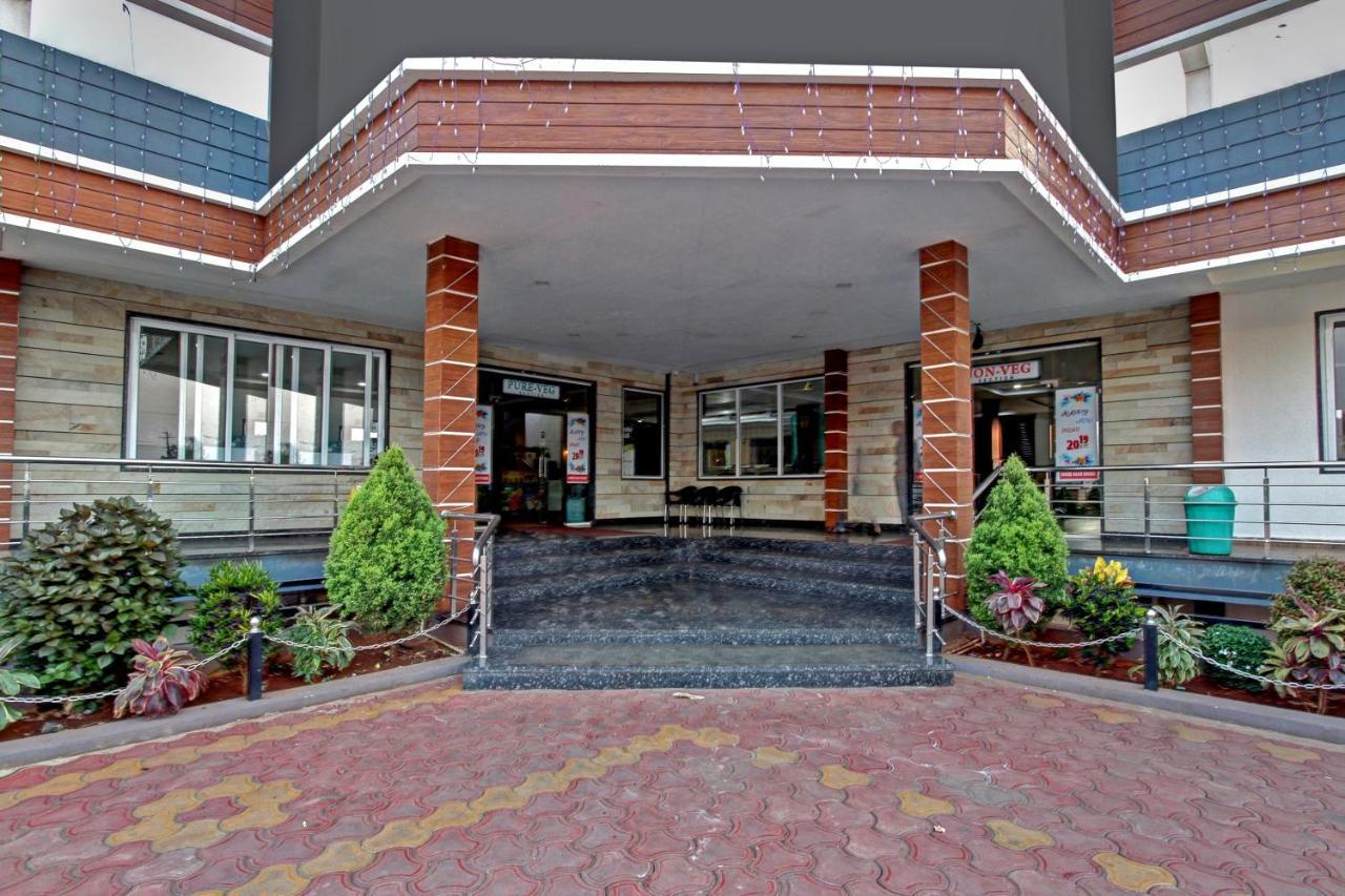 Oyo 48704 Rashi Farms Hotel Hubli Bagian luar foto