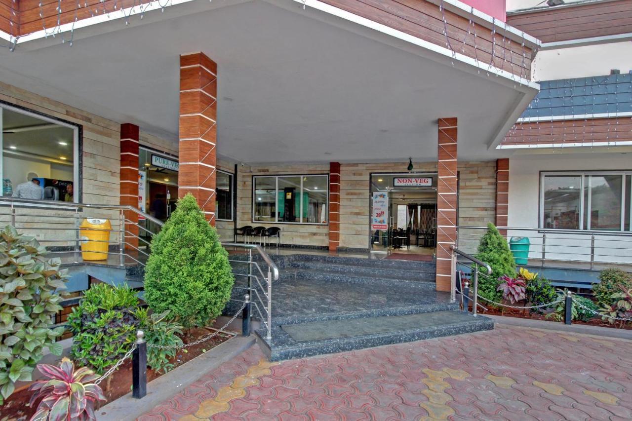 Oyo 48704 Rashi Farms Hotel Hubli Bagian luar foto